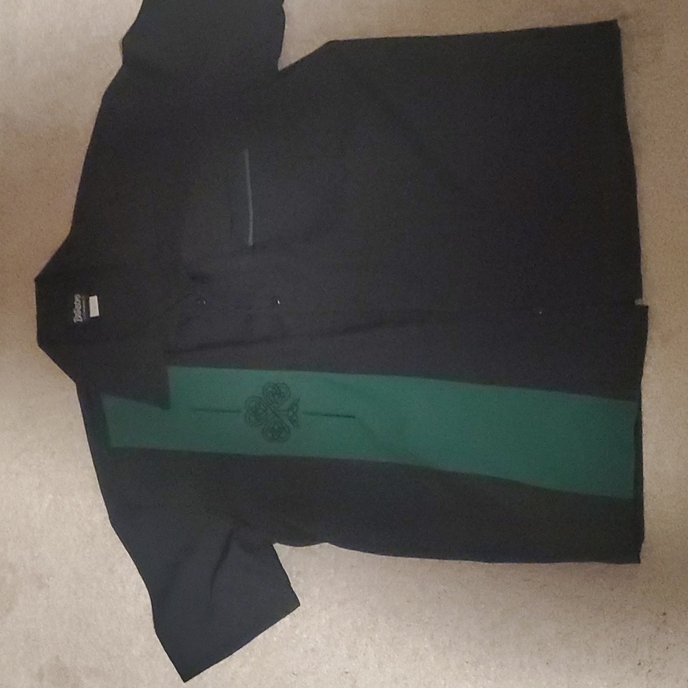 Men's short sleeve shirt, like new.  Worn about 3 times
